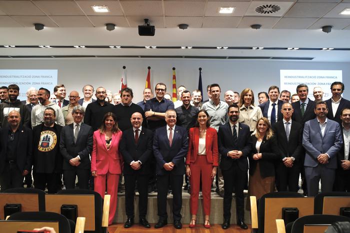 Foto de grup de la ratificació de l acord de reindustrialització dels terrenys de la Zona Franca de Barcelona.