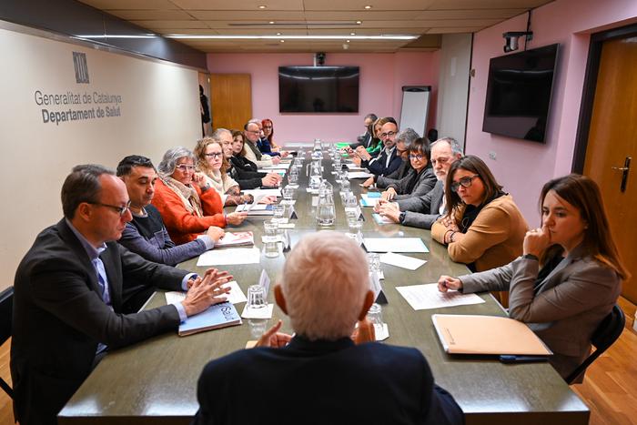 Fotografia de la reunió de la Taula d'harmonització de les condicions laborals del conjunt dels professionals del SISCAT. (2)