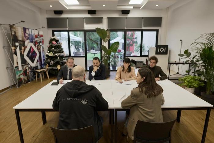 Fotografia de la reunió de treball entre el conseller d¿Empresa i Treball i el cap de l¿estudi d¿IOI Barcelona i els seus equips