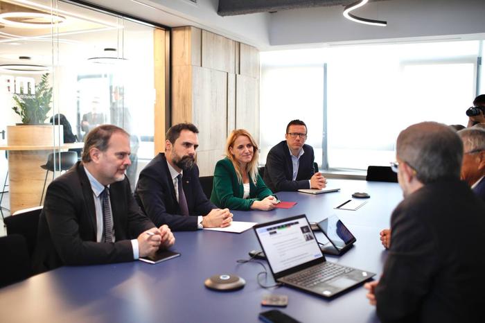El conseller d'Empresa i Treball, Roger Torrent i Ramió, i la consellera d'Economia i Hisenda, Natàlia Mas Guix, en la reunió.