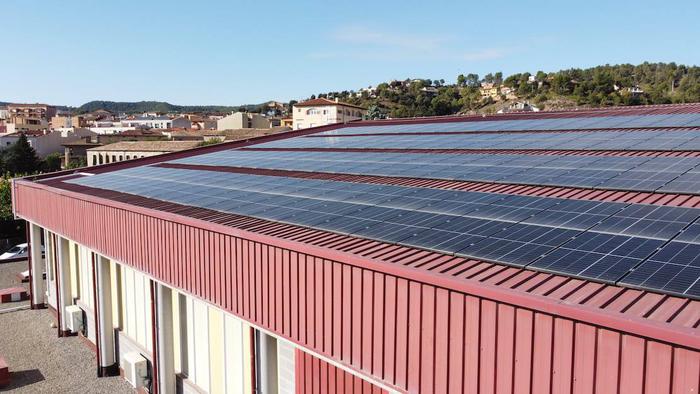 Imatge de la instal·lació fotovoltaica del pavelló d'Avinyó