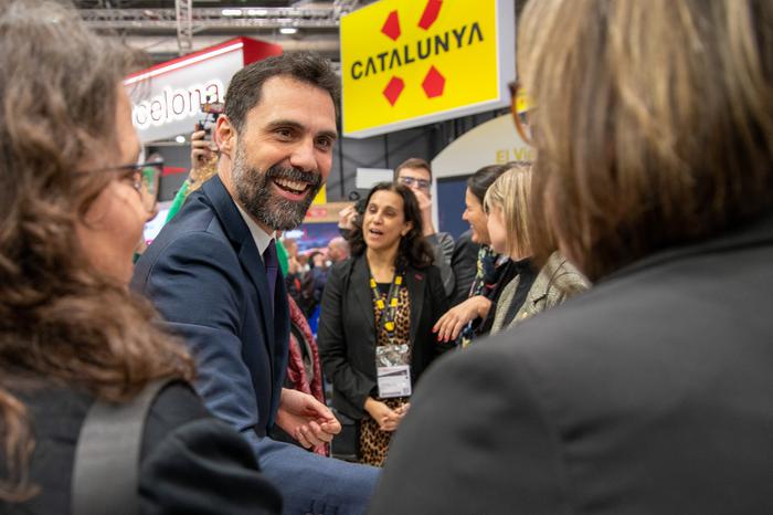 El conseller Torrent durant la visita inaugural a l'estand de Catalunya a Fitur