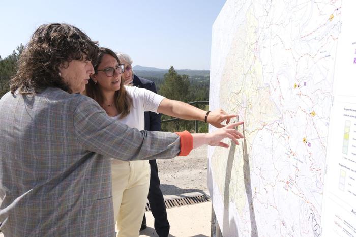 La consellera Teresa Jordà davant d'un mapa de les infraestructures viàries rurals de Sant Salvador de Guardiola