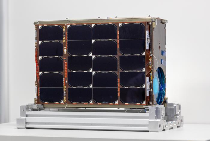 El nanosatèl·lit 'Menut', abans de la seva posada en òrbita