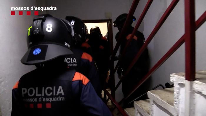 Els Mossos d¿Esquadra ressolen un assalt a un domicili del barri de la Verneda de Barcelona relacionat amb un deute per tràfic de drogues i detenen dos dels autors