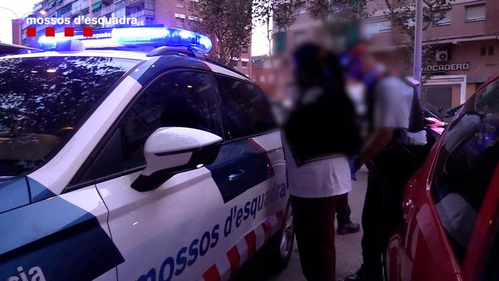 Els Mossos d¿Esquadra ressolen un assalt a un domicili del barri de la Verneda de Barcelona relacionat amb un deute per tràfic de drogues i detenen dos dels autors