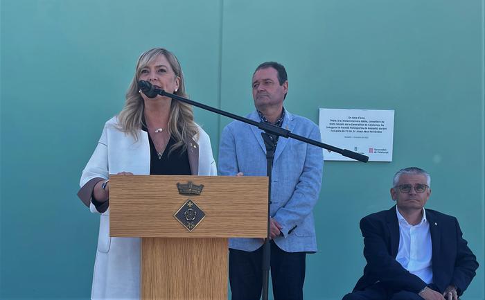 La consellera Violant Cervera inaugura el poliesportiu municipal de Rosselló