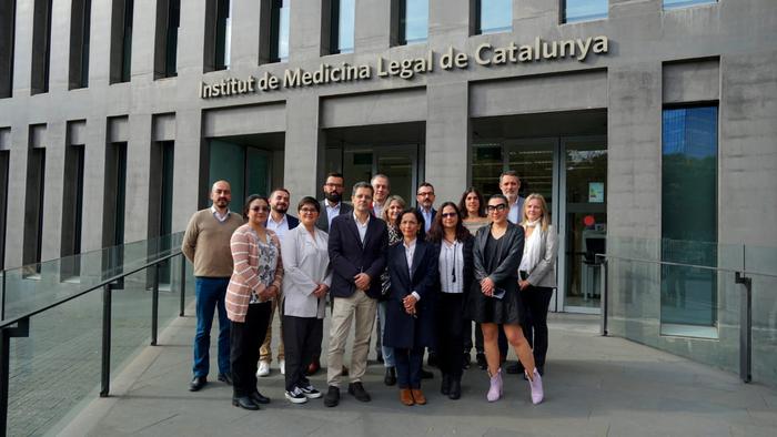 Foto de grup davant l'Institut de Medicina Legal i Ciències Forenses de Catalunya.