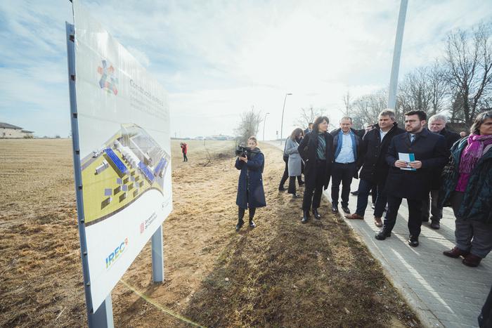 El president Aragonès, als terrenys on està prevista la construcció del projecte PRIMA, de l'Institut de Recerca en Energia de Catalunya.