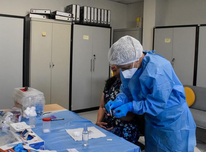 Imatge del moment en què una metge forense de la UBPD pren una mostra d'ADN, a la seu de l'ACCD.