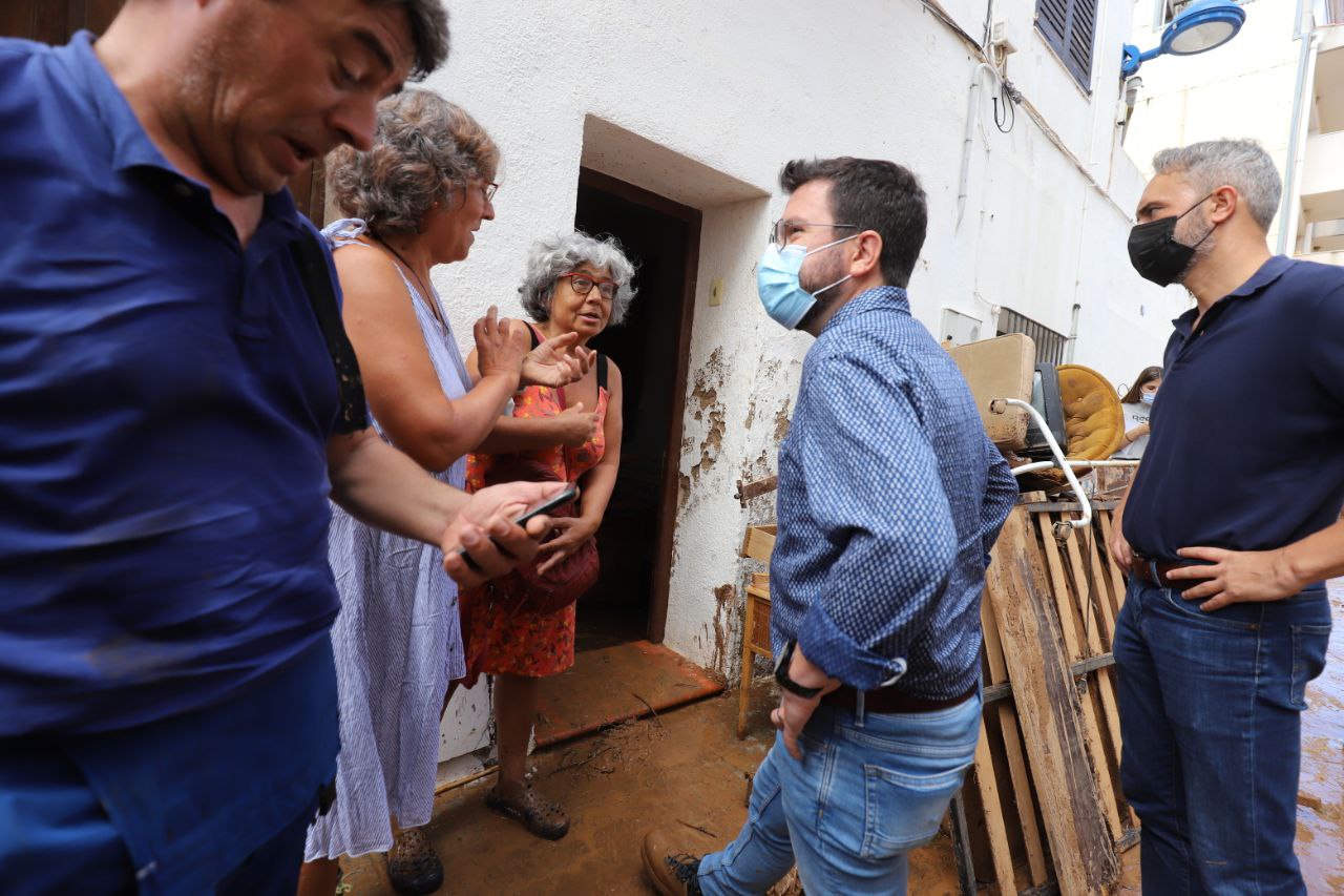 Visita a les Cases d’Alcanar per parlar amb alguns dels afectats