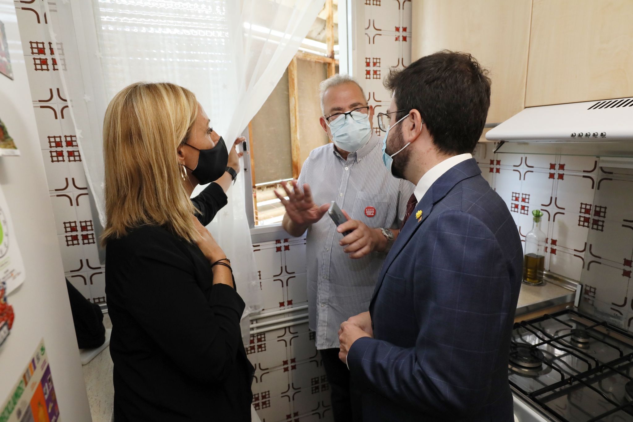 Visita del president a Badia del Vallès per conèixer l'afectació de l'amiant en diferents edificis