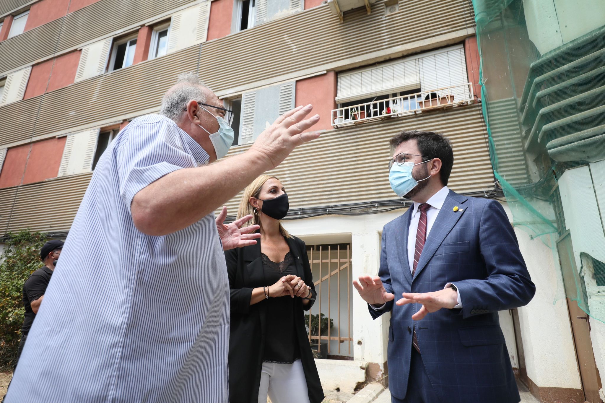 Visita del president a Badia del Vallès per conèixer l'afectació de l'amiant en diferents edificis
