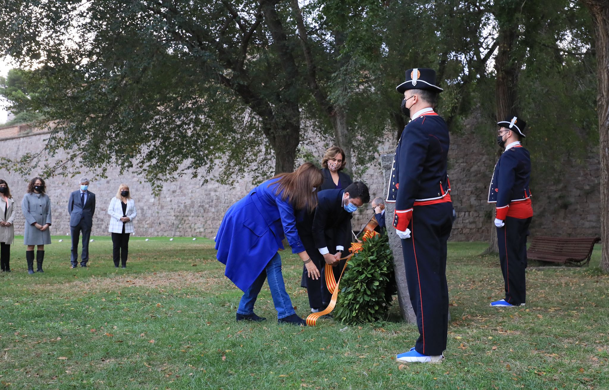 Ofrena floral davant el monument en memòria del president Lluís Companys en el 81è aniversari del seu afusellament
