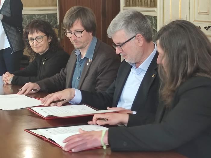 La directora dels Serveis Territorials del Departament, el director de Polítiques Ambientals i Medi Natural, l'alcalde de Tarragona i la presidenta de La Sínia durant la signatura de l'acord