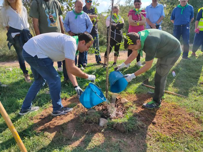 Foto 2. L'alcalde del Morell i el director de l'ACA fent la plantada d'un dels arbres. 