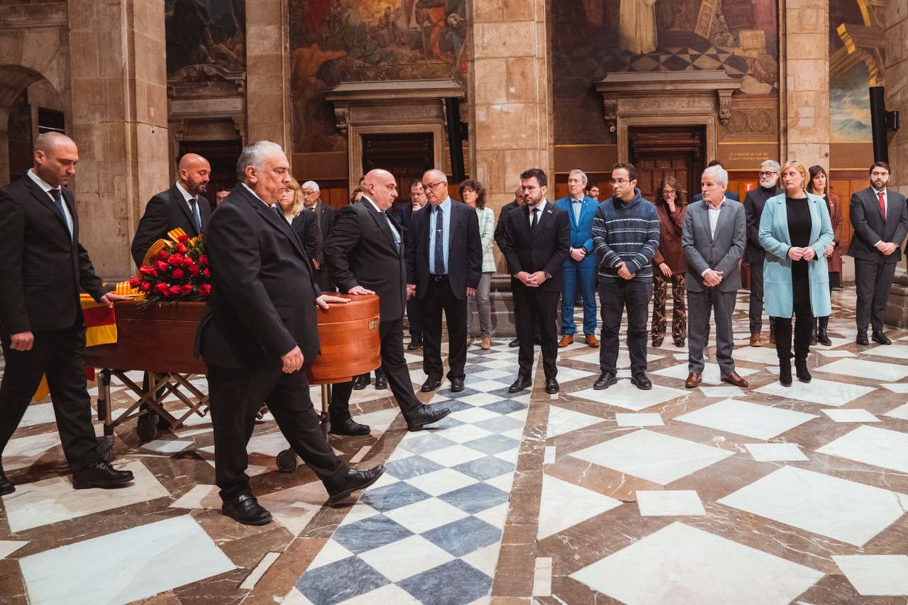 El Palau de la Generalitat ha acollit la capella ardent de Josep Maria Espinàs