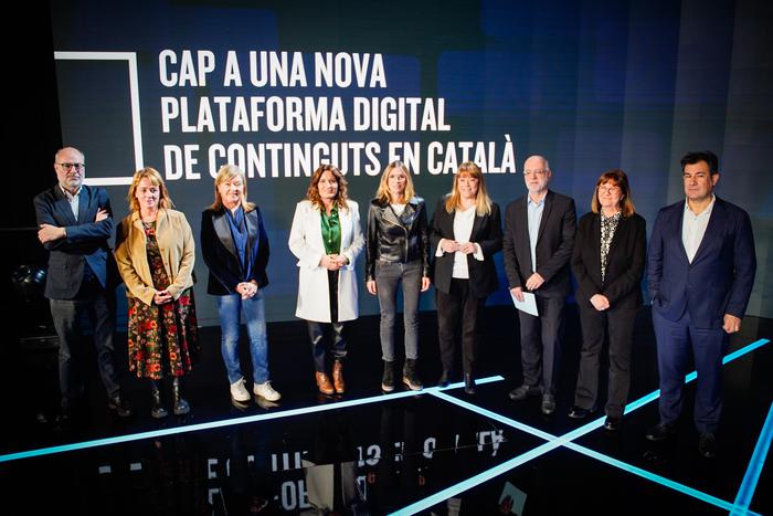 Foto de família de la presentació de la nova plataforma de continguts digitals en català de la CCMA.