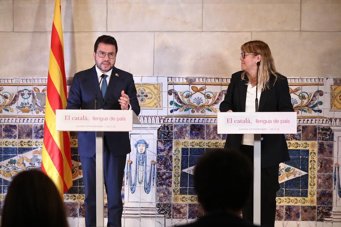El president Aragonès i la consellera Garriga durant la compareixença després de la reunió de Govern extraordinària sobre la situació del català.