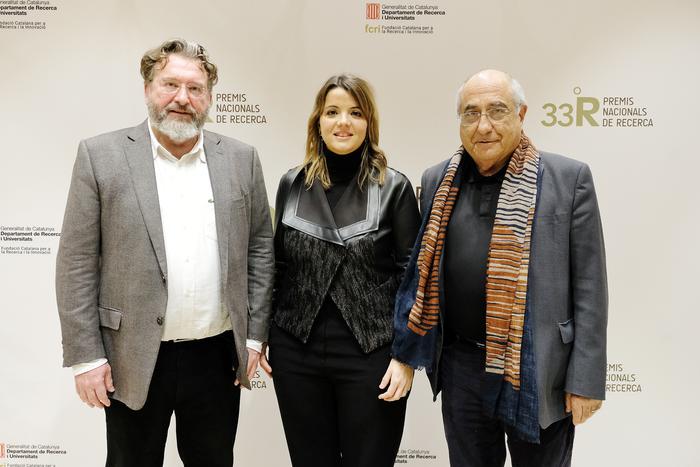 Fotografia del conseller de Recerca i Universitats, Joaquim Nadal i Farreras, amb el PNR 2022, Jaume Ventura, i el PNR al Talent Jove, Júlia Vergara-Alert.
