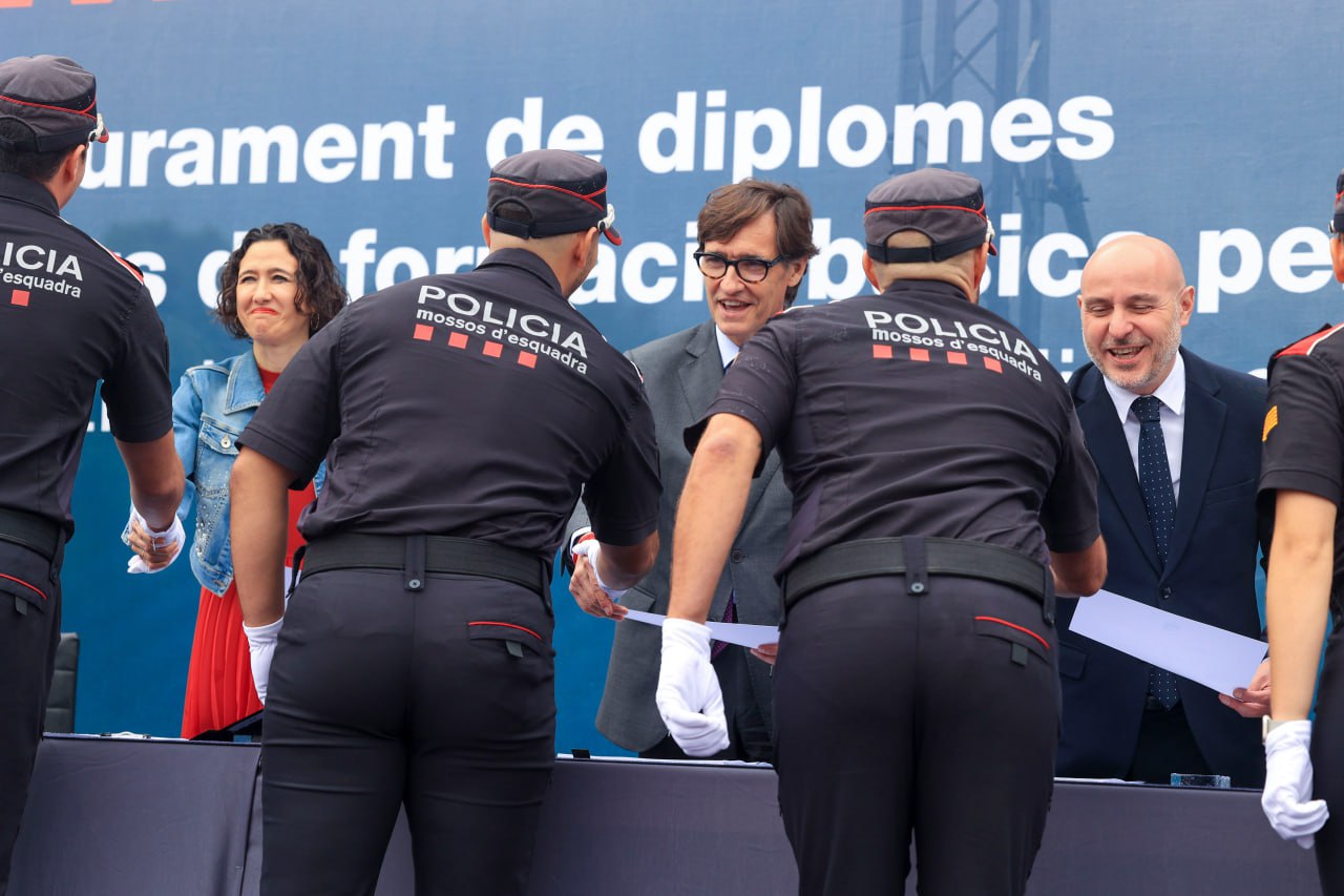 El president entrega el diploma a un dels nous agents