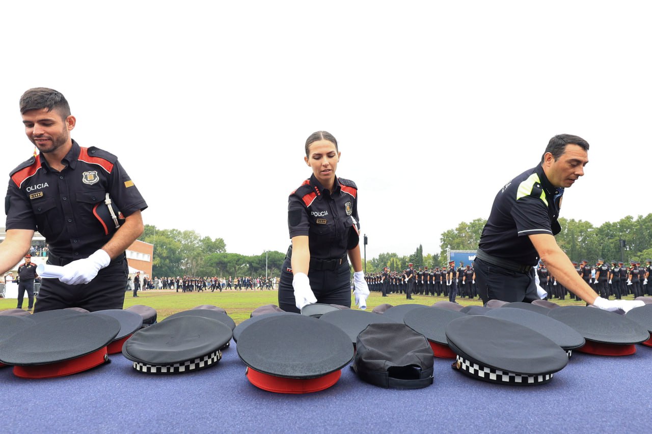 Els agents canvien la gorra un cop han rebut el diploma de graduació