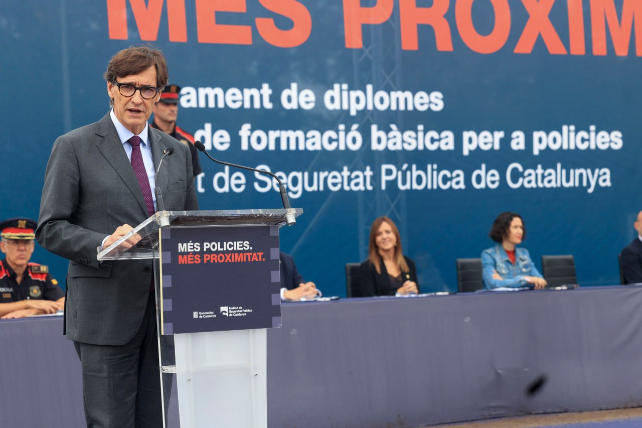 El president adreçant-se als nous agents