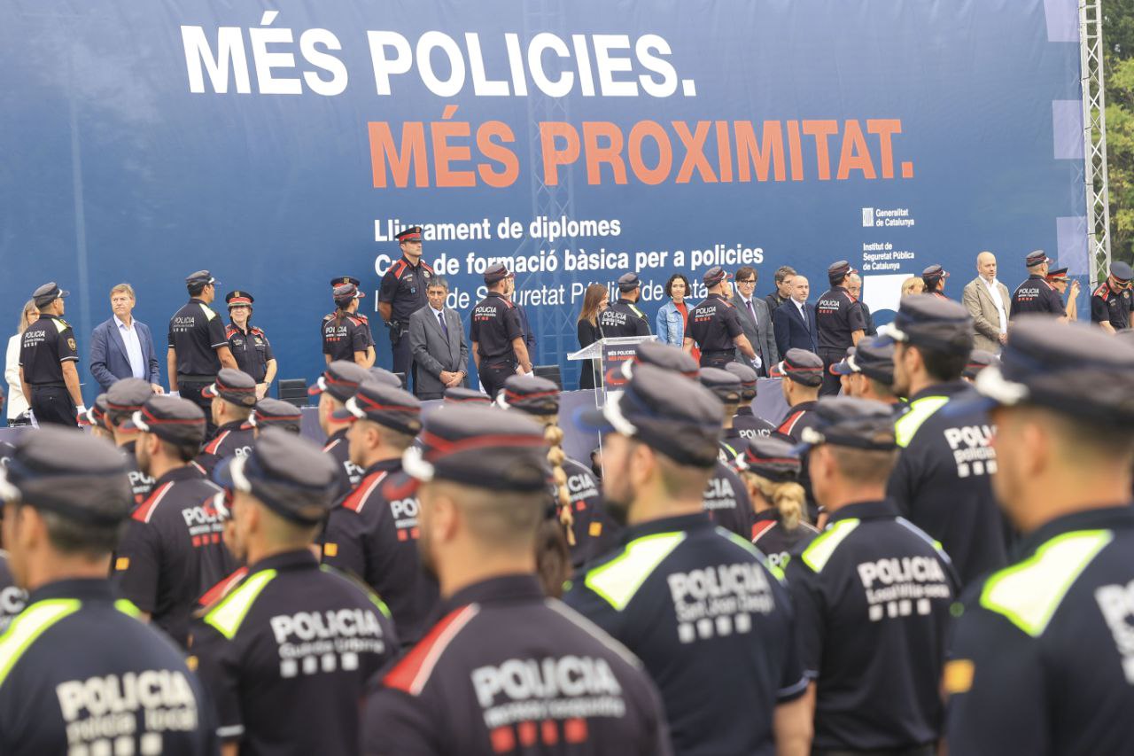 Les autoritats durant l'entrega dels diplomes