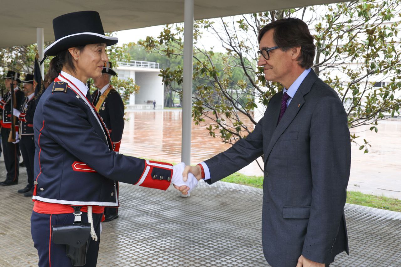 Salutació del president a una de les mosses vestida de gala