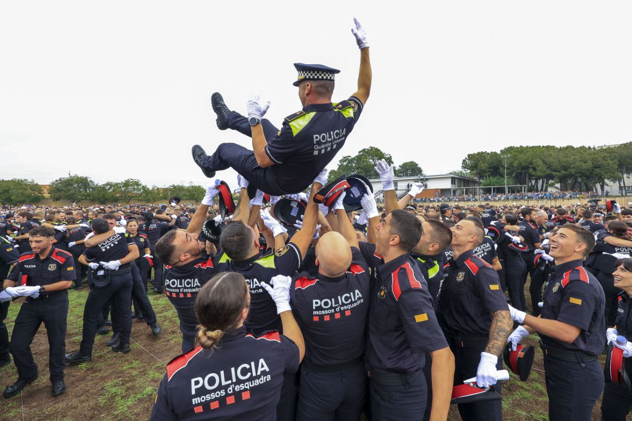 Alumnes celebrant la graduació