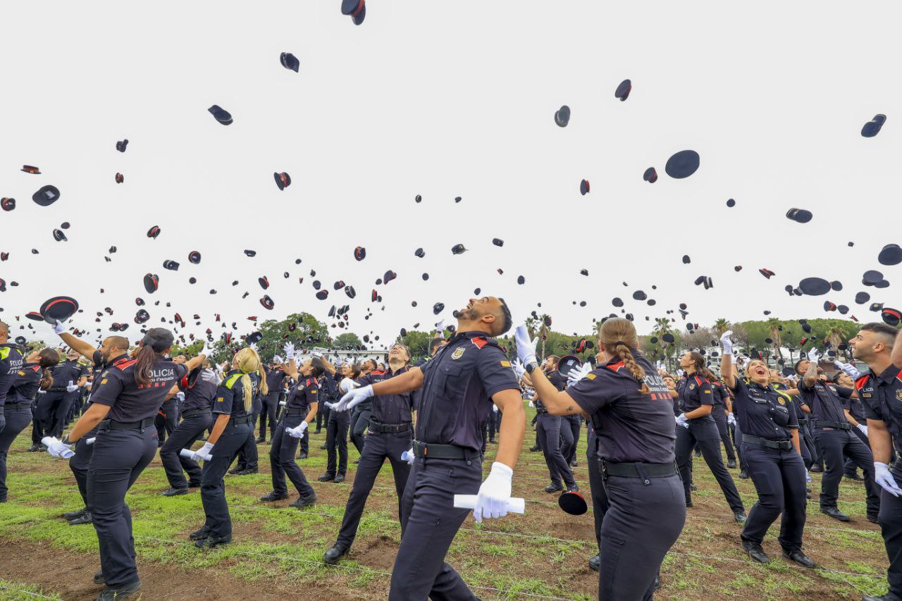 Alumnes celebrant la graduació