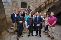 El president Aragonès, acompanyat del director del Consell Català de l¿Esport, Aleix Villatoro, amb la junta del Centre Excursionista de Catalunya a l'entrada de la seu social de l'entitat.