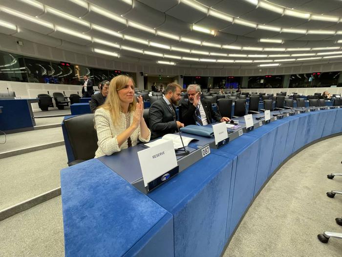 La consellera Alsina, el secretari d'Acció Exterior del Govern, Gerard Figueras, i el delegat del Govern davant la UE, Gorka Knörr, durant la sessió.