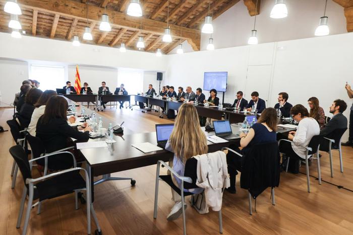 Pla general de la reunió al Palau de la Generalitat.