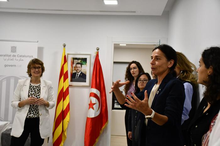 La consellera Serret i la directora general de Cooperació al Desenvolupament, a la recepció d'entitats catalanes i tunisianes a la seu de la Delegació del Govern al Nord d'Àfrica.