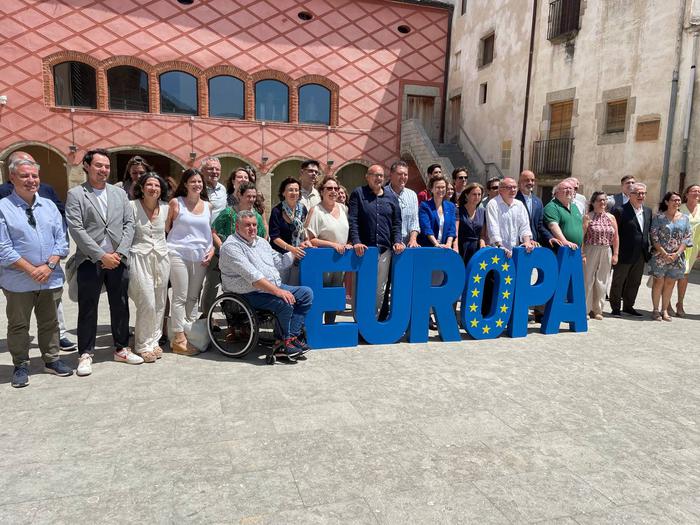 Foto de família de la trobada Europa en Blau 2023 a Calonge.
