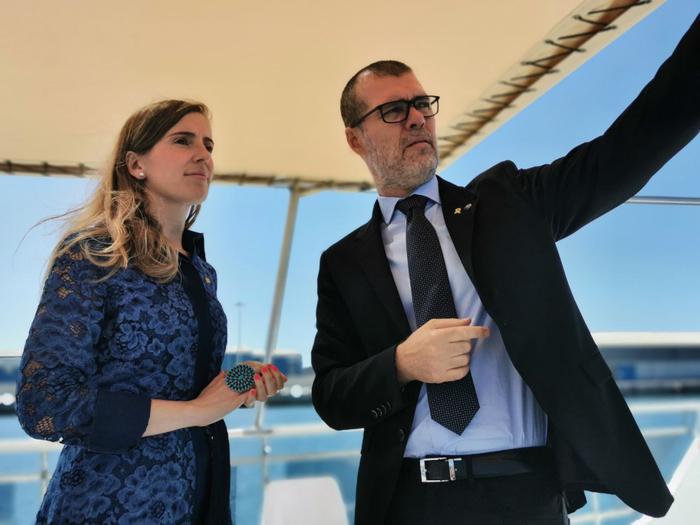 La consellera Alsina i el president del Port de Tarragona, Josep Maria Cruset, durant una visita marítima.