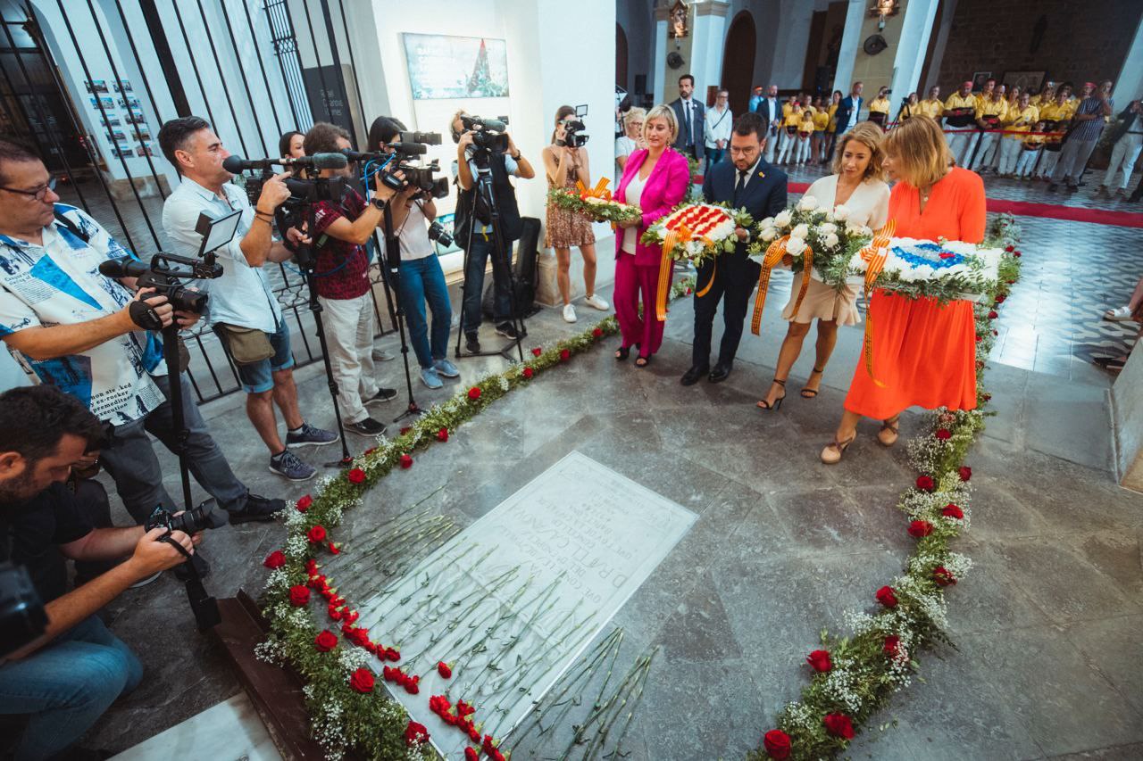 Ofrena floral davant la tomba de Rafael Casanova a Sant Boi de Llobregat