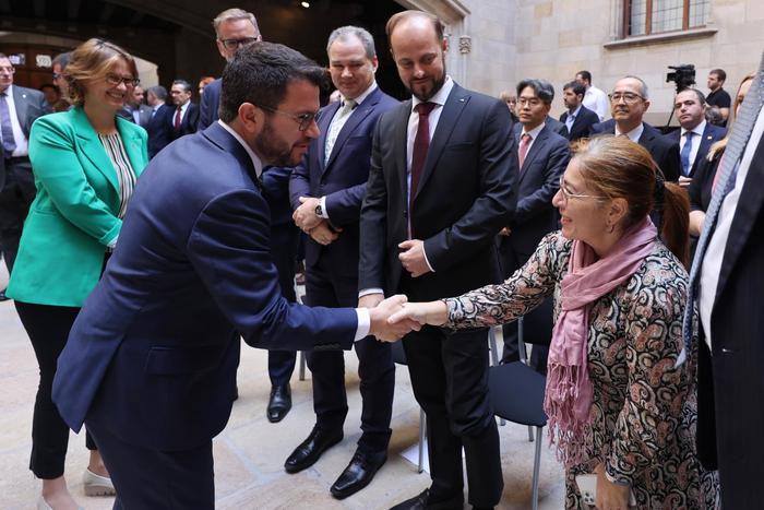 El president saluda la cònsol general de Portugal, Ana Isabel Teixerira Coelho