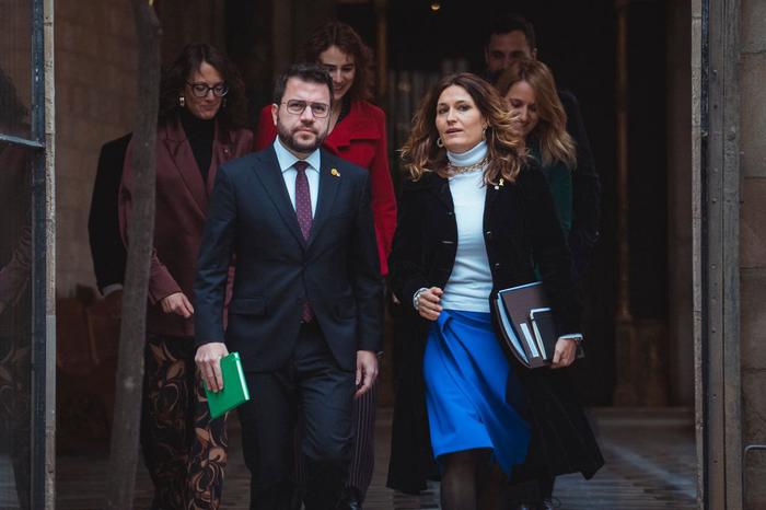 Foto del president Aragonès i la consellera Vilagrà dirigint-se cap a la reunió del Govern (Autor: Rubén Moreno) 