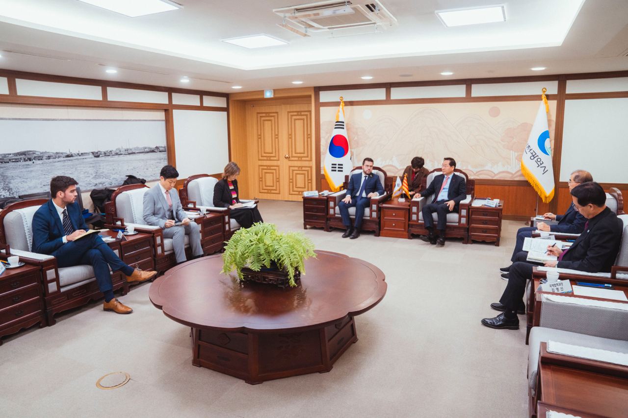 Reunió amb l'alcalde d'Incheon, Yoo Jeong-bok