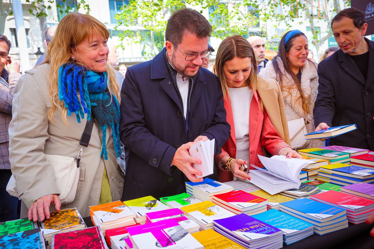 El president, acompanyat de la consellera de Cultura, visitant parades de llibre al centre de Barcelona