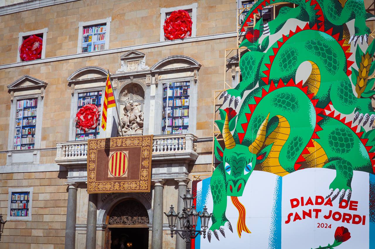 Façana del Palau de la Generalitat decorada per Sant Jordi