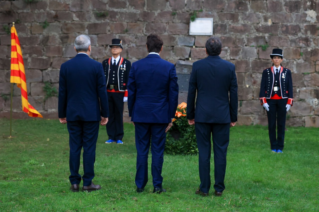 El president Illa, el president Rull i l'alcalde Collboni fent l'ofrena al Castell