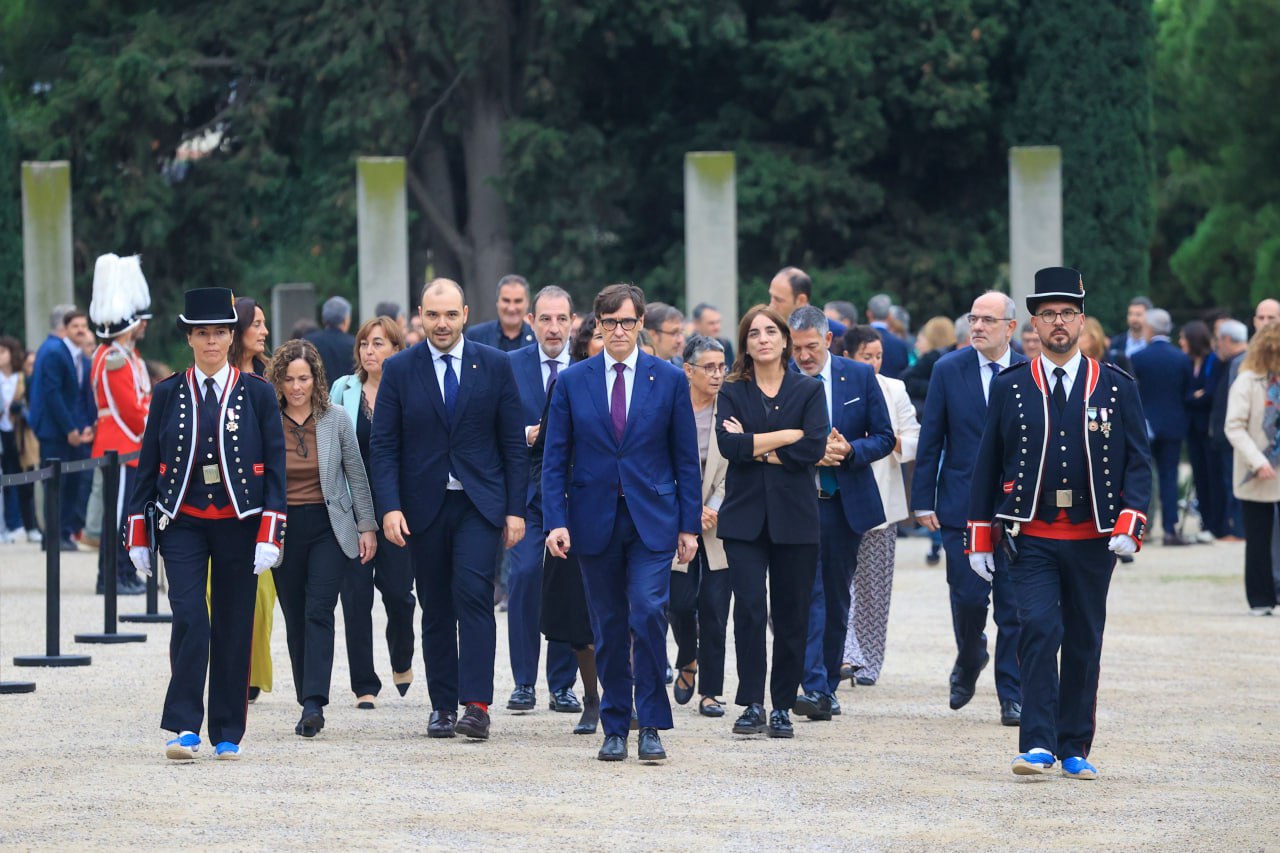 El Govern arribant a Montjuïc per fer l'ofrena floral