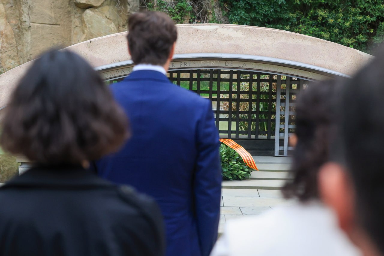 El president Illa davant la tomba del president Companys
