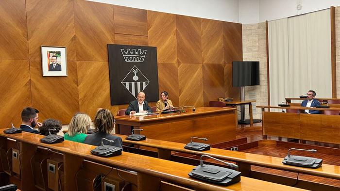 El conseller durant la visita a l'Ajuntament de Sabadell