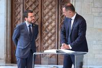 El president Simeoni ha signat al llibre d'honor de la Generalitat.