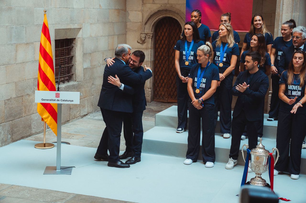 El president Aragonès i Josep Laporta s'abracen