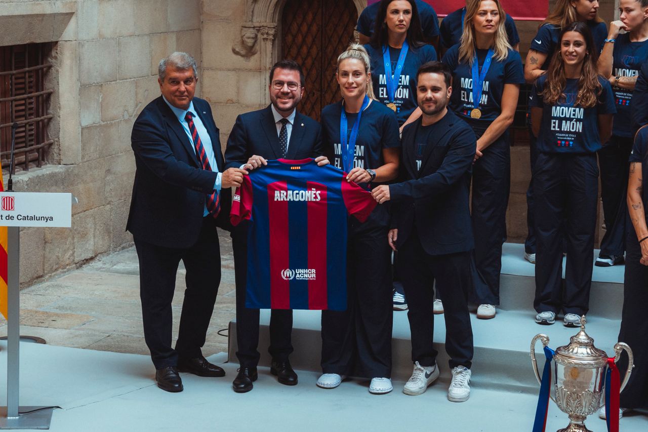 Lliurament d'una samarreta del FCB al president